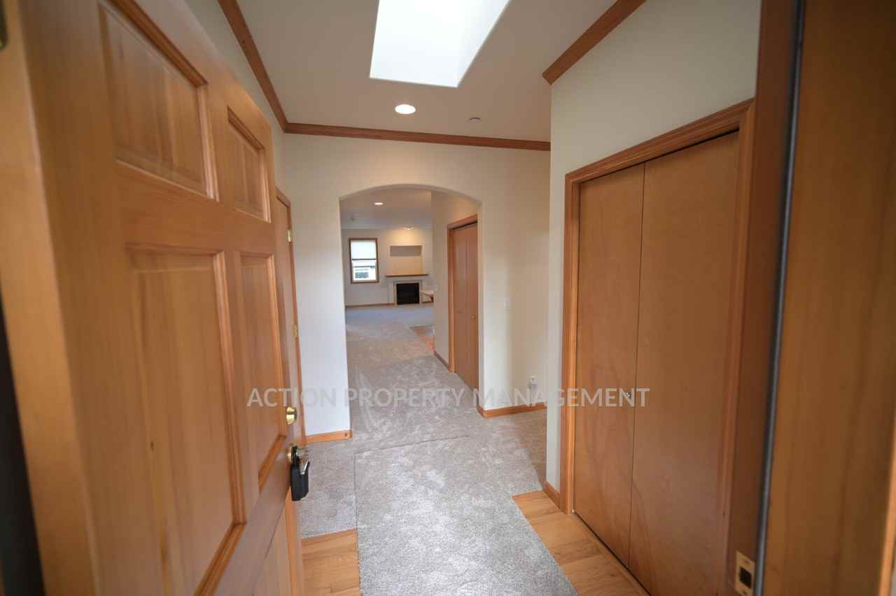 812 E Washington Pl - Photo 2 of 22