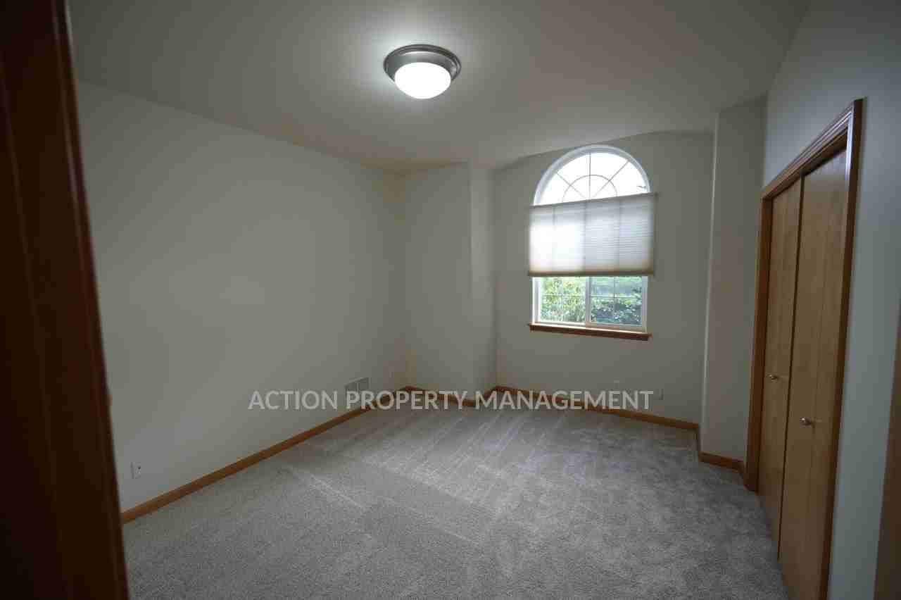 812 E Washington Pl - Photo 4 of 22