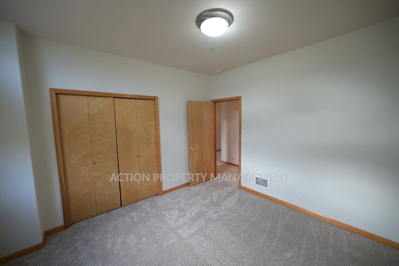 812 E Washington Pl - Photo 5 of 22