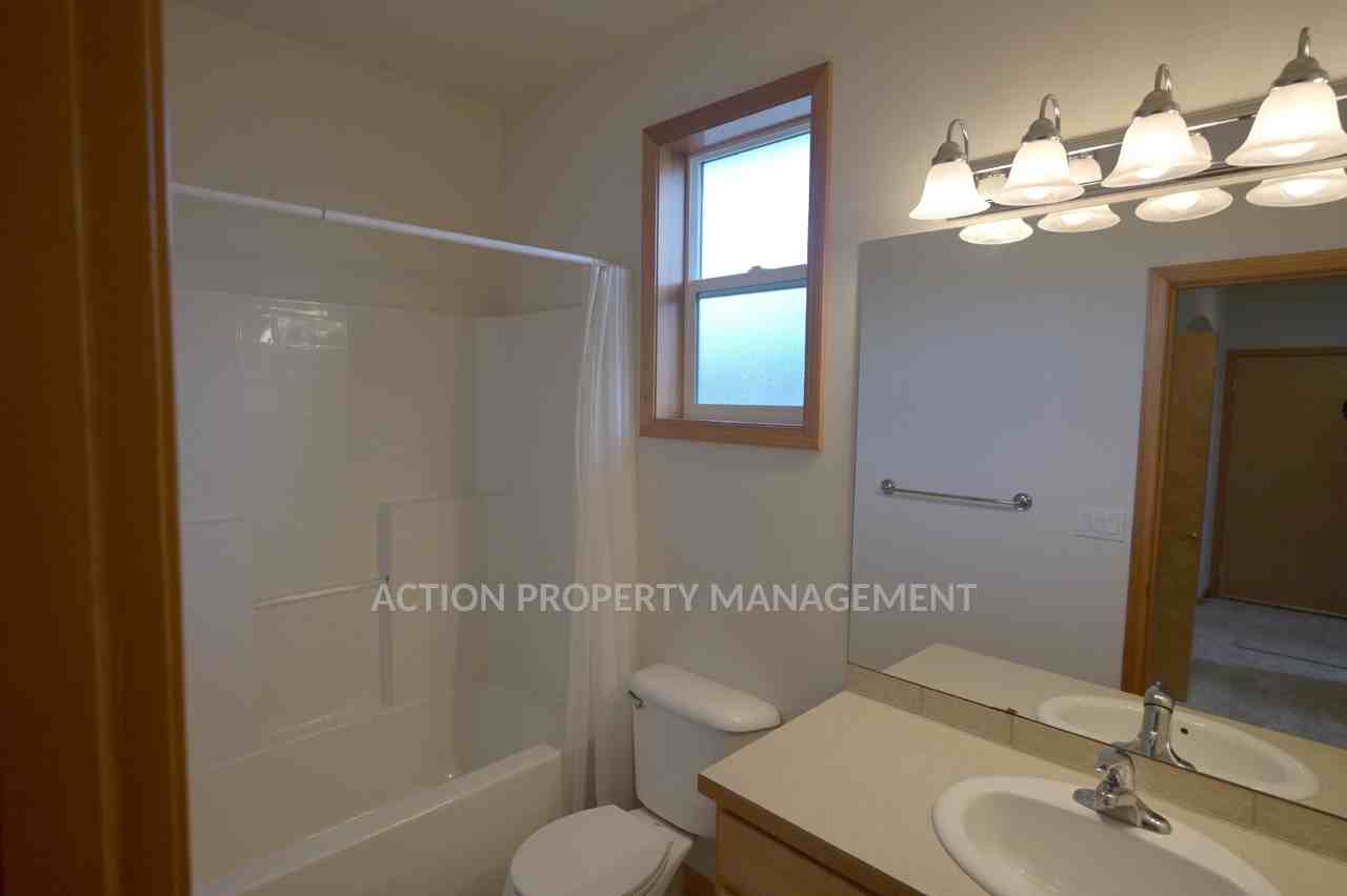 812 E Washington Pl - Photo 7 of 22