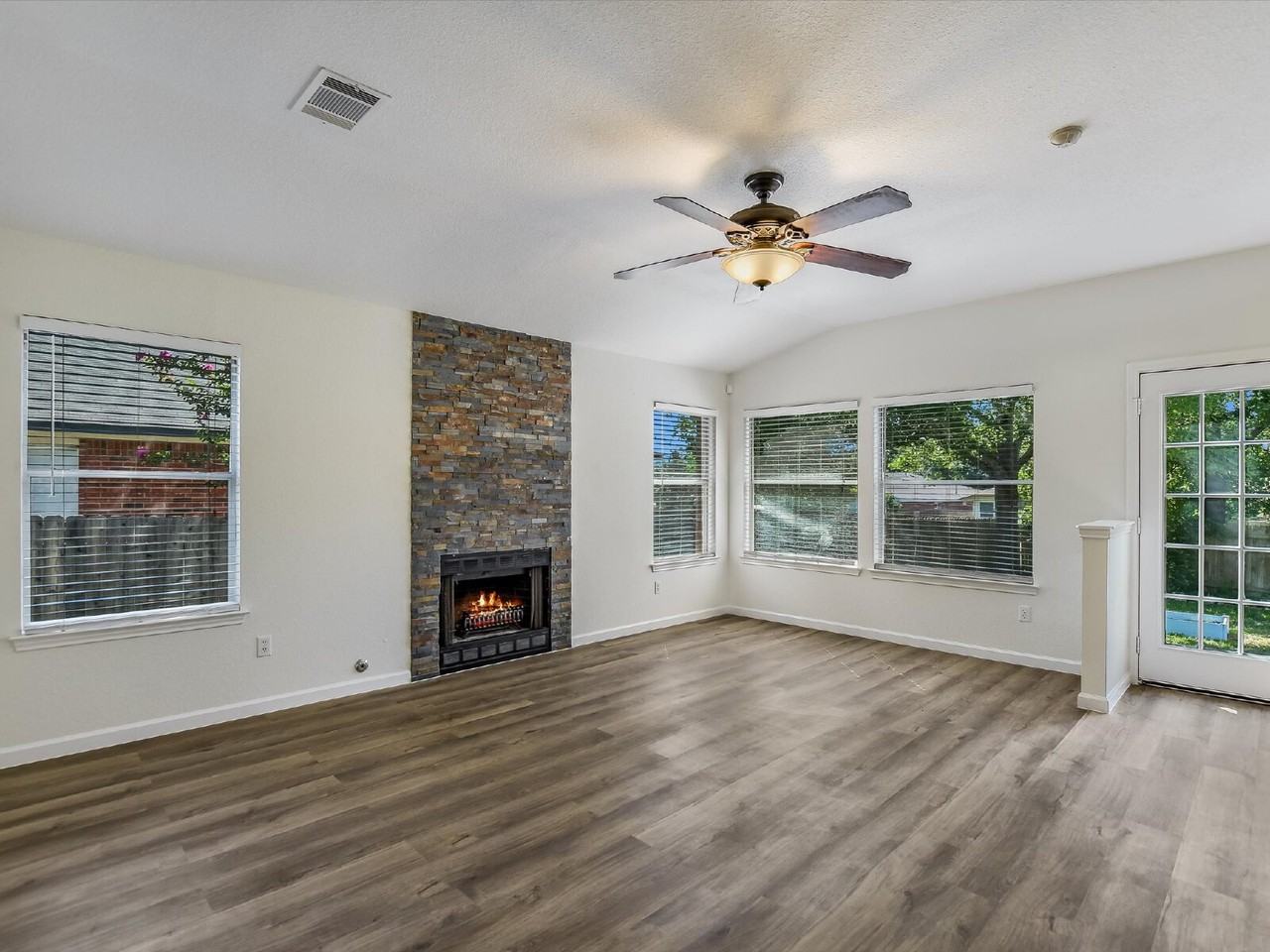 1102 Brashear Ln - Photo 2 of 20