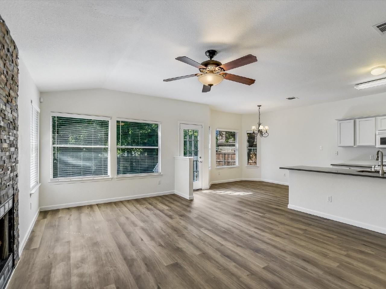 1102 Brashear Ln - Photo 3 of 20