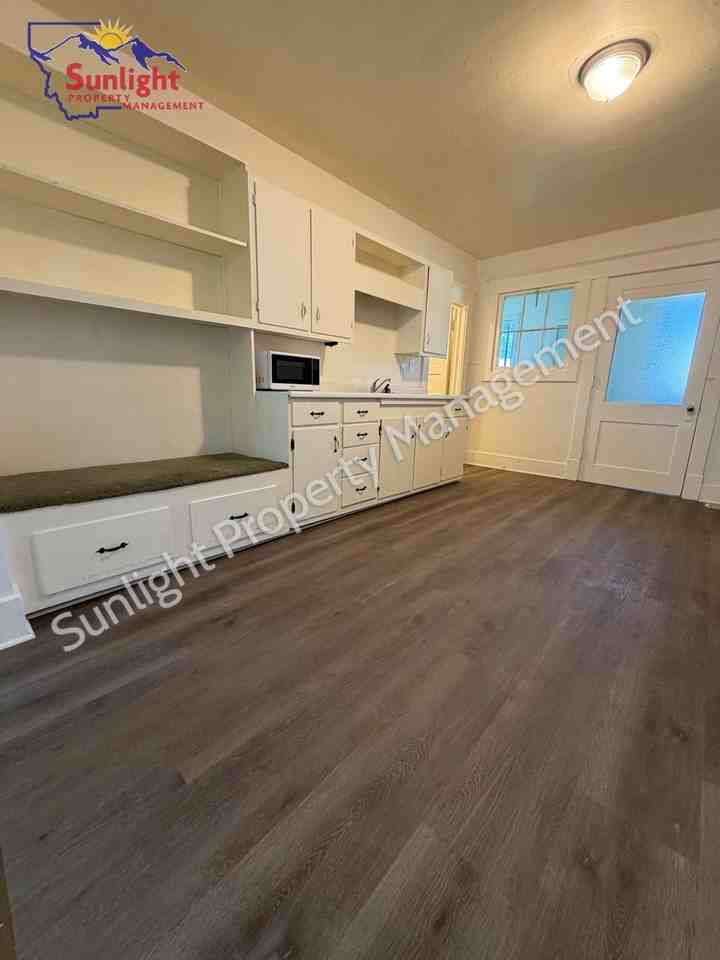 903 E 4th St - Photo 3 of 9