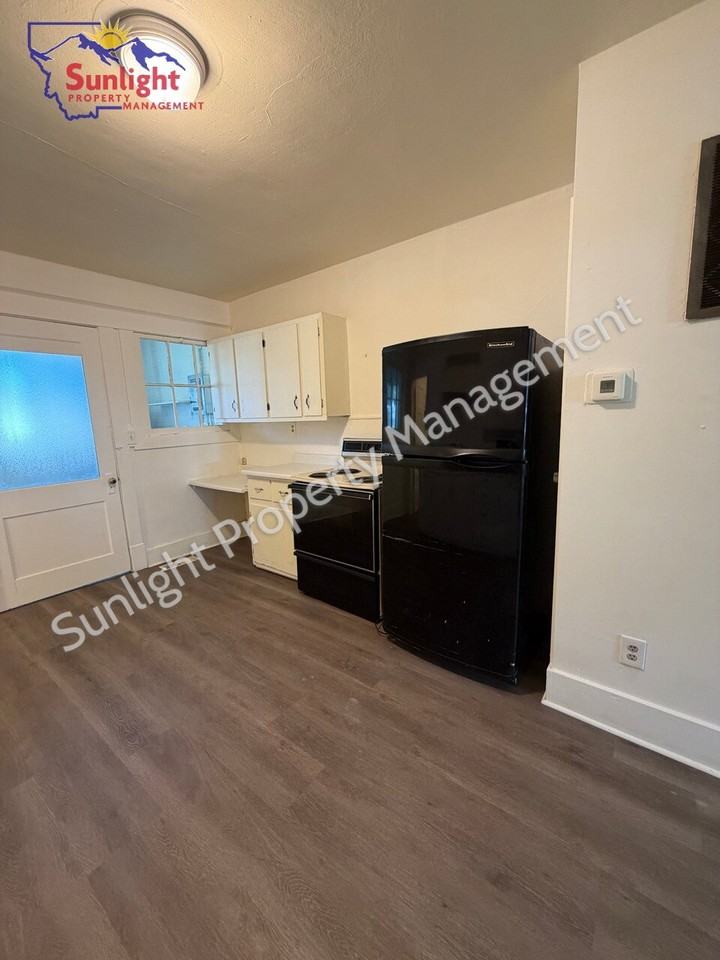 903 E 4th St - Photo 5 of 9