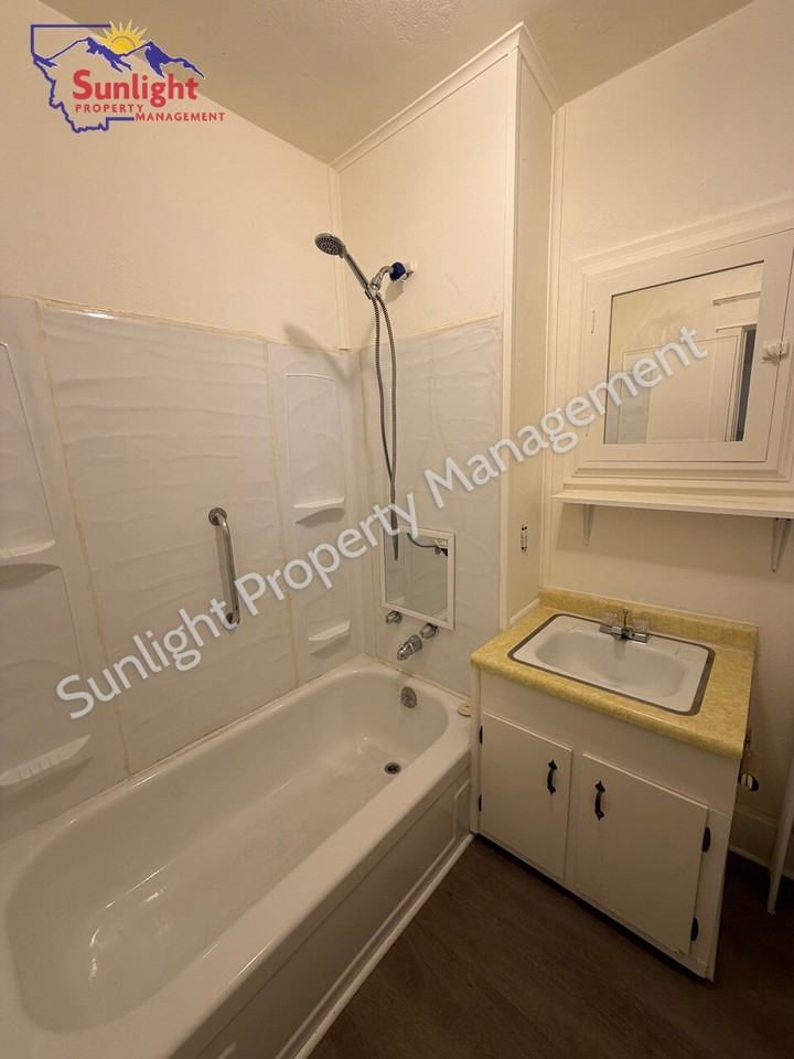 903 E 4th St - Photo 6 of 9