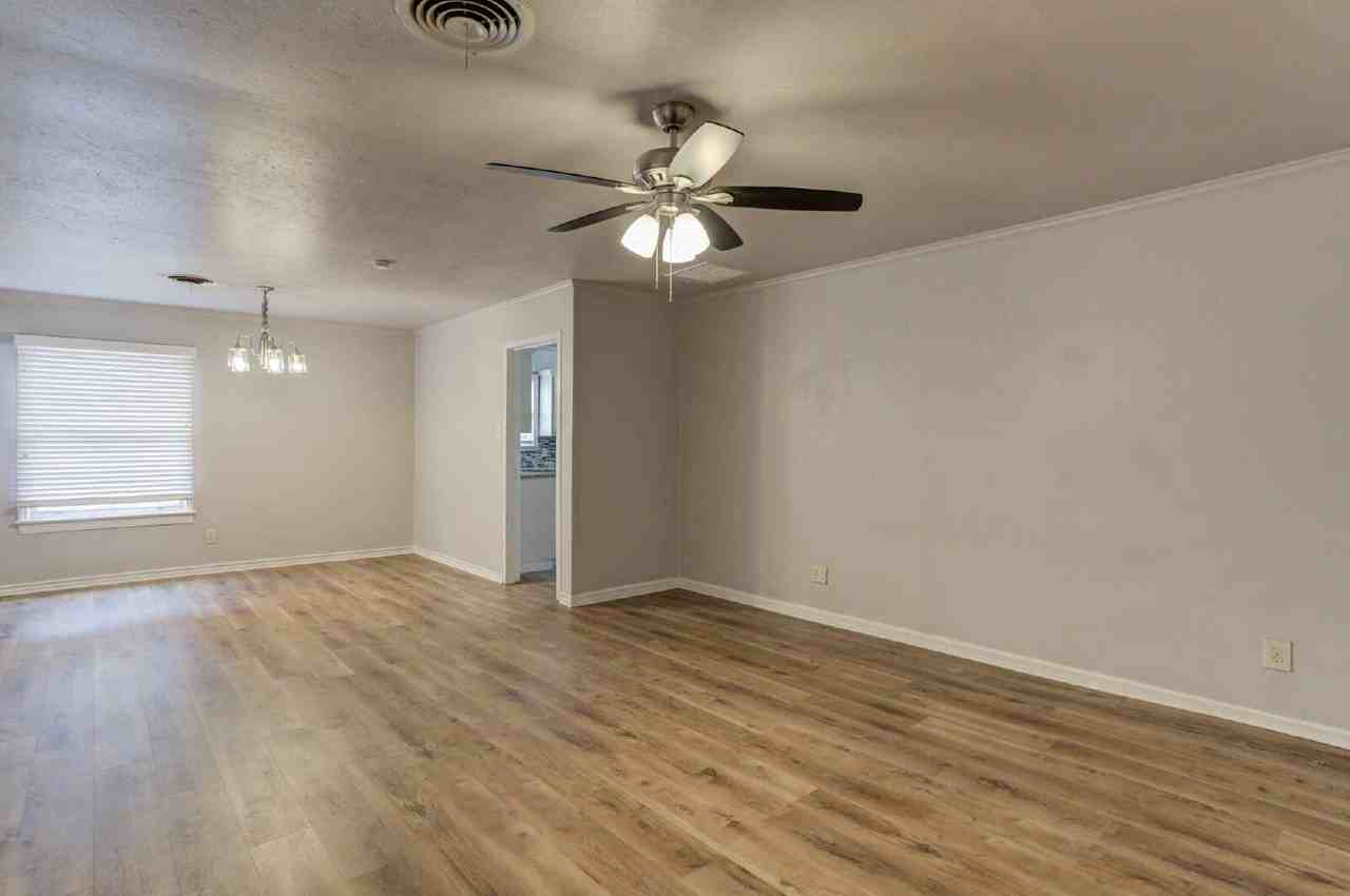2206 32nd St - Photo 3 of 26