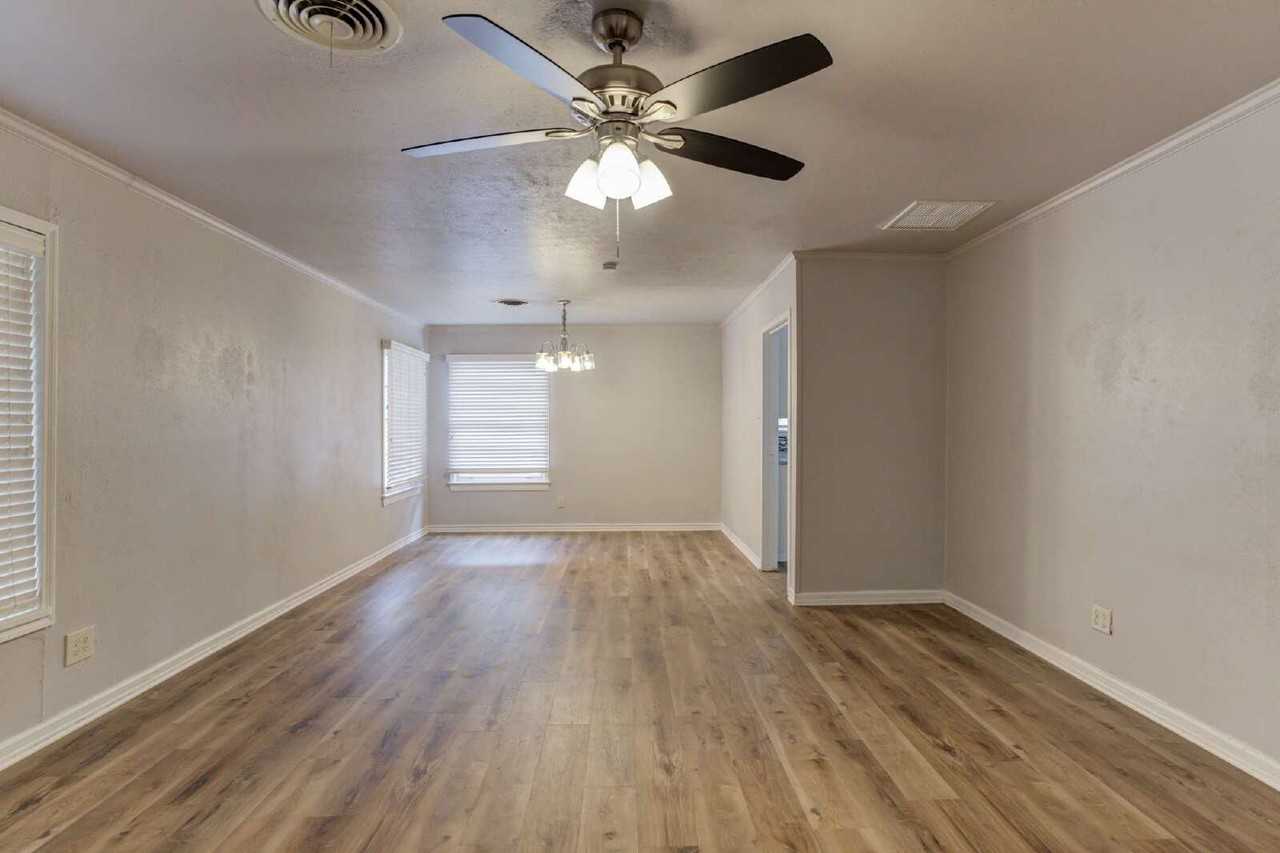2206 32nd St - Photo 4 of 26