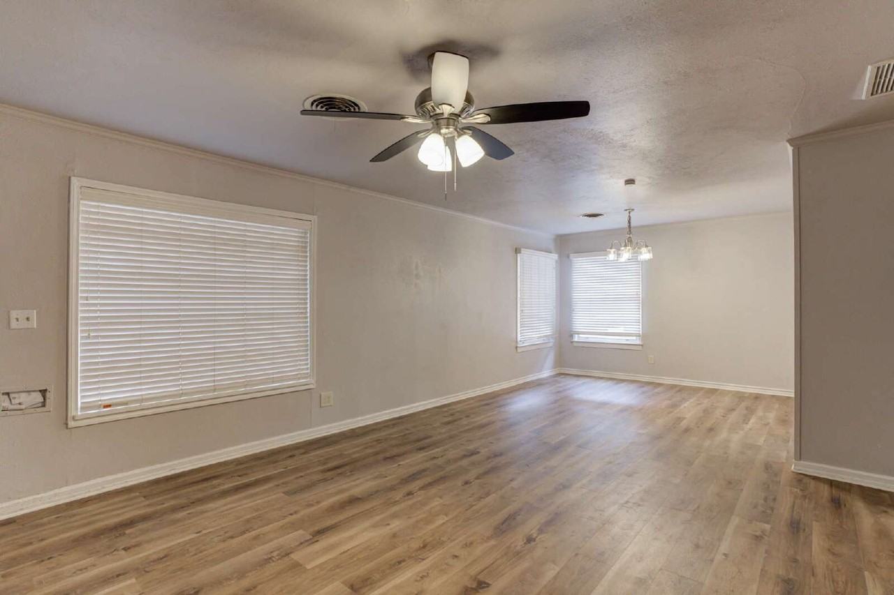2206 32nd St - Photo 5 of 26