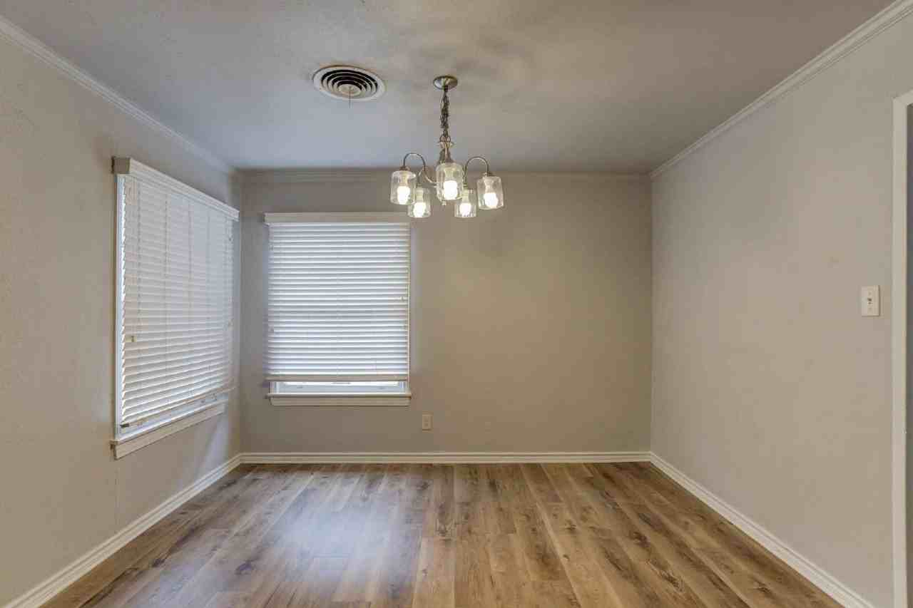 2206 32nd St - Photo 7 of 26