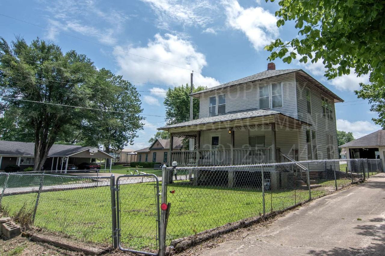929 E Myrtle St - Photo 4 of 26