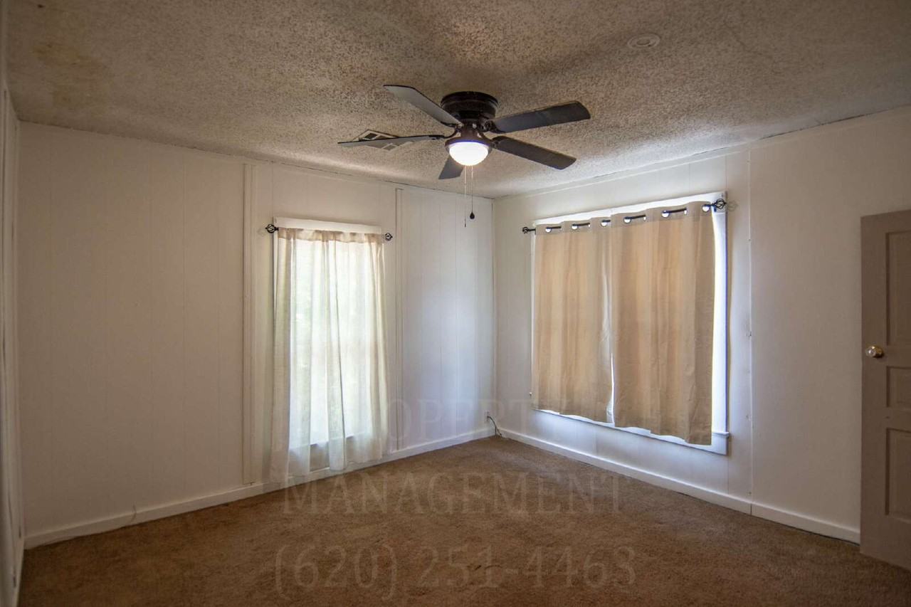 929 E Myrtle St - Photo 5 of 26