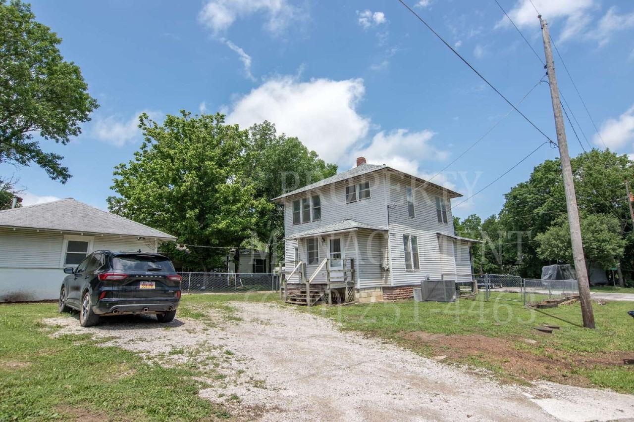 929 E Myrtle St - Photo 6 of 26