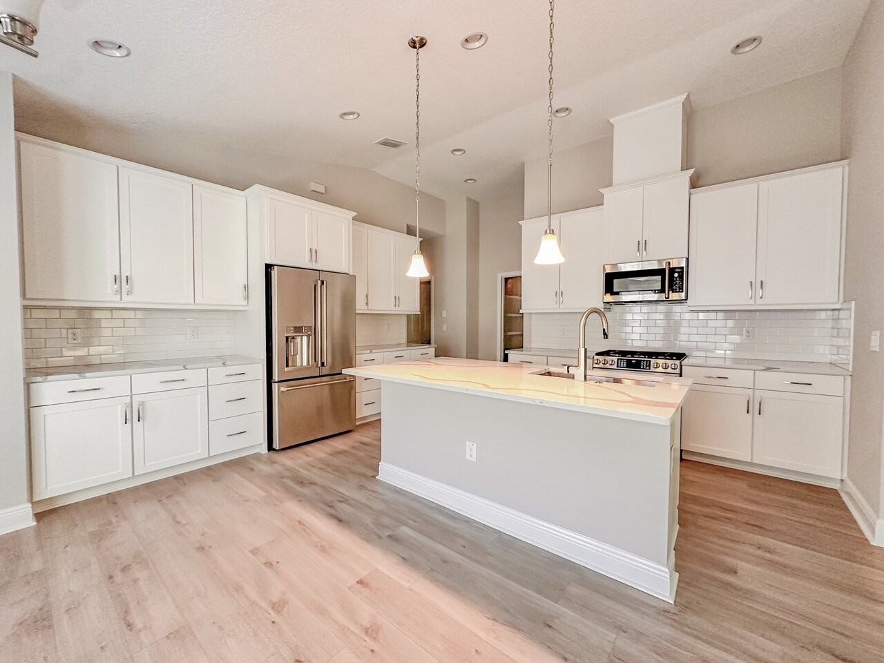 12488 Oak Hill Way - Photo 5 of 32