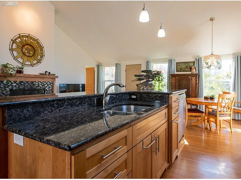 325 E 31st Ave - Photo 4 of 13