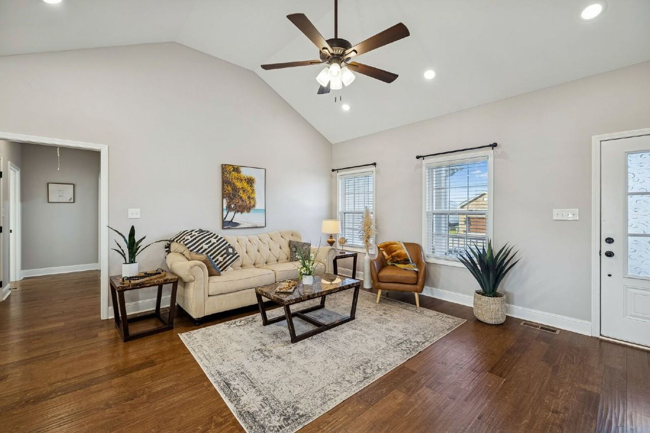 207 Bedford Ct - Photo 4 of 40