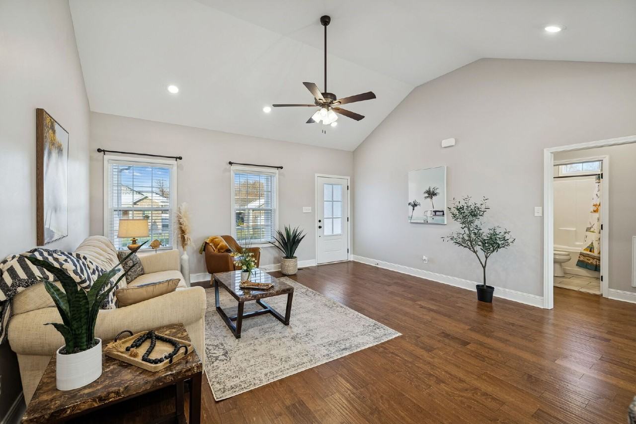 207 Bedford Ct - Photo 5 of 40