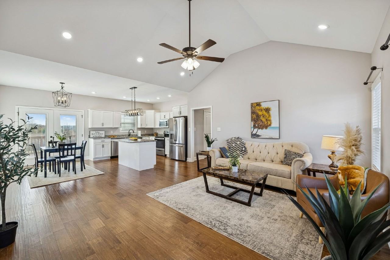 207 Bedford Ct - Photo 6 of 40