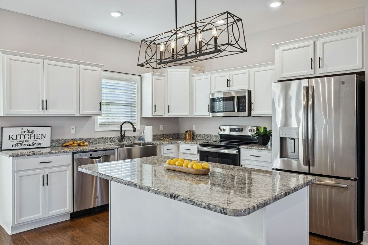 207 Bedford Ct - Photo 7 of 40