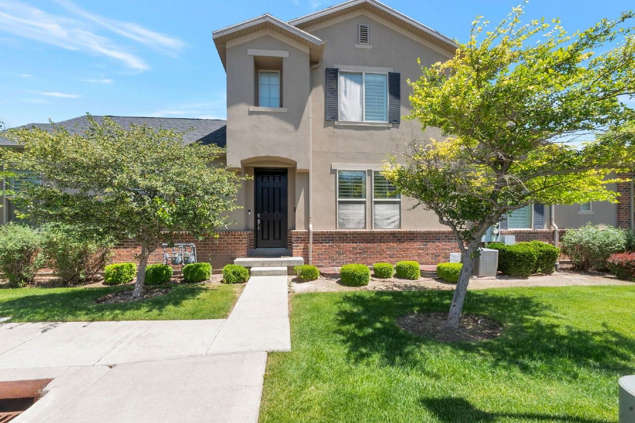 148 W 3360 N - Photo 2 of 36