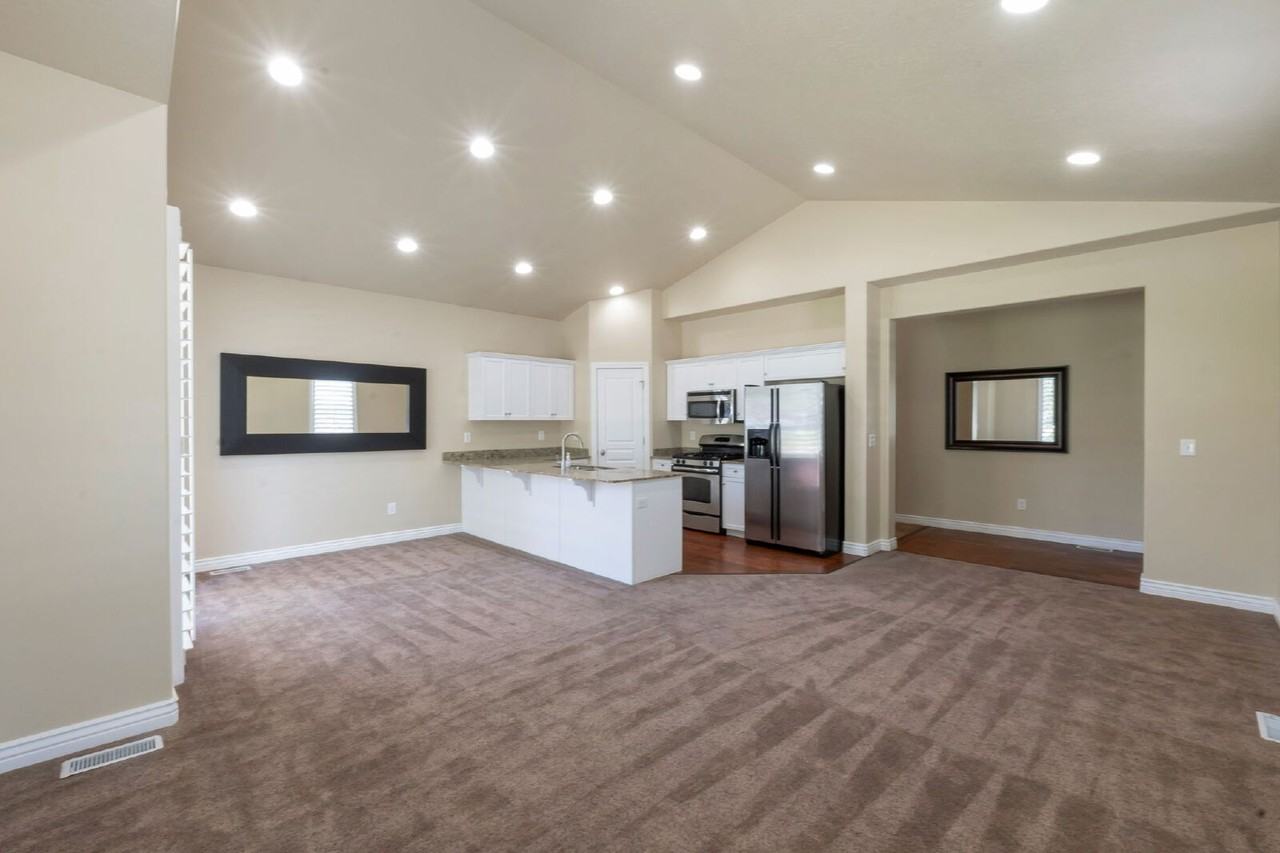 148 W 3360 N - Photo 6 of 36