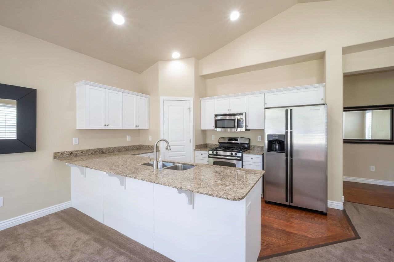 148 W 3360 N - Photo 7 of 36