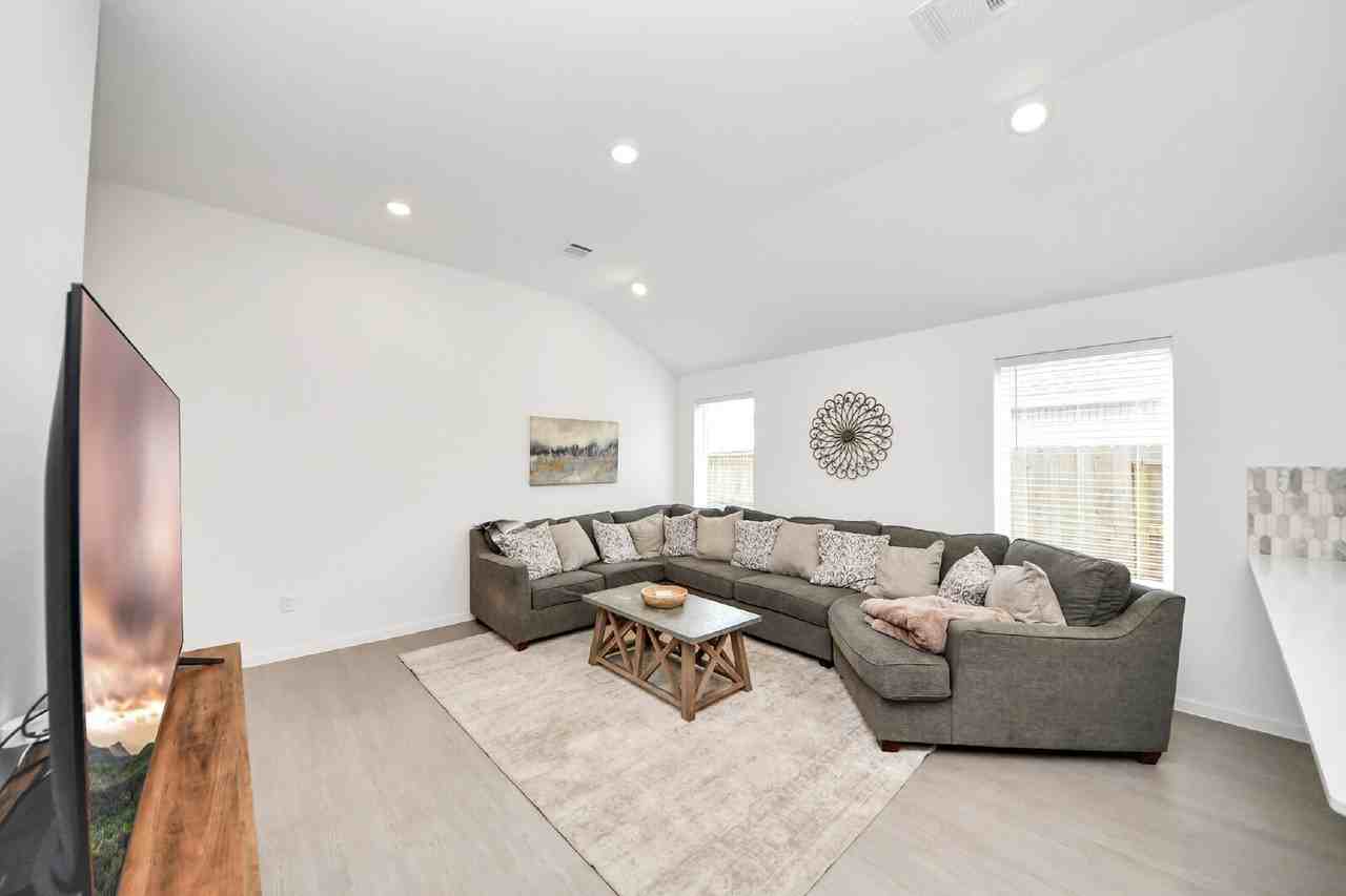 2406 Aquamarine Ln - Photo 6 of 35