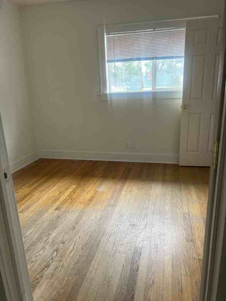 817 W 27th St - Photo 6 of 8