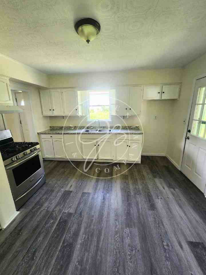 1219 Peck St - Photo 5 of 10