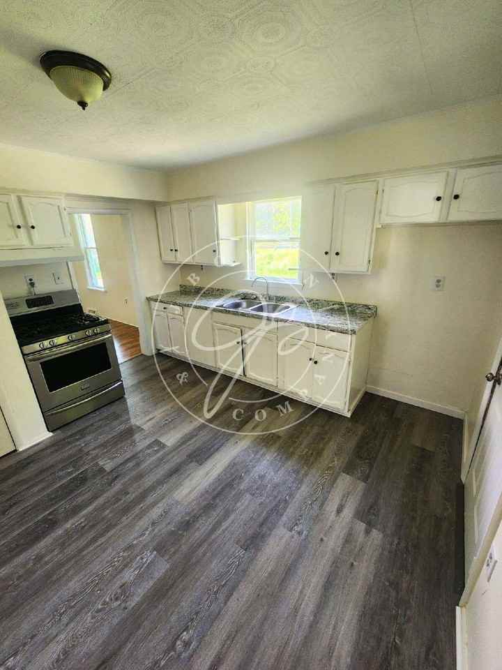 1219 Peck St - Photo 6 of 10