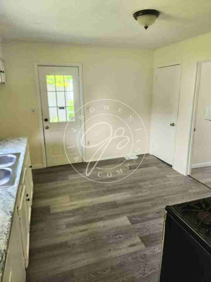 1219 Peck St - Photo 7 of 10