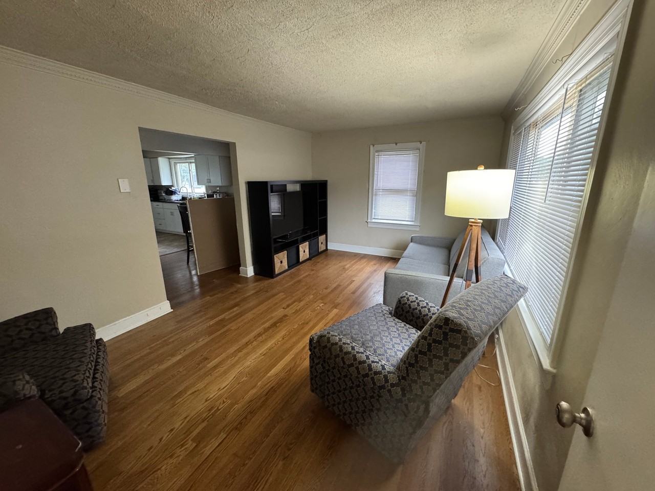 5215 Huntington Ave - Photo 3 of 11