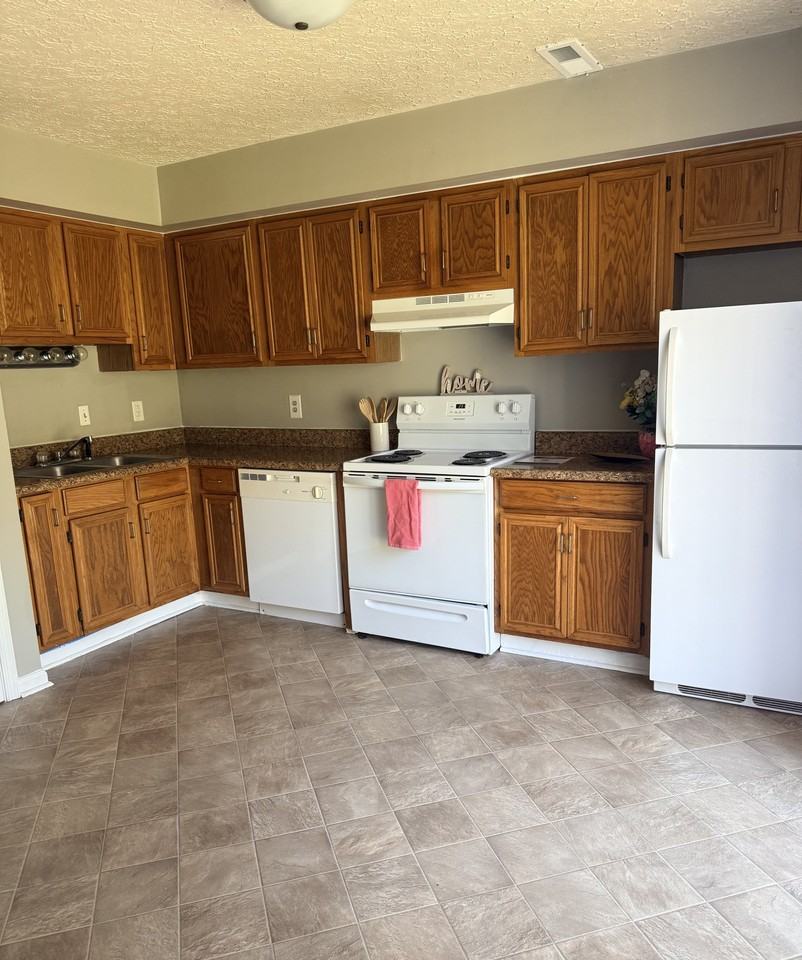 36 Ferguson Dr - Photo 2 of 7
