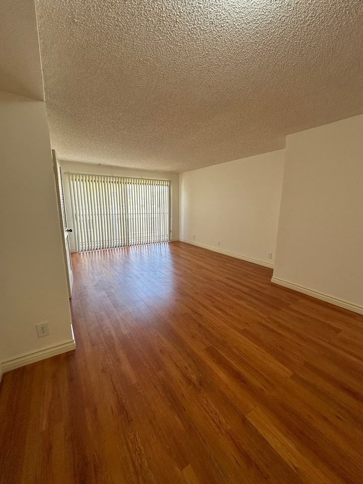 121 S Swall Dr - Photo 3 of 12