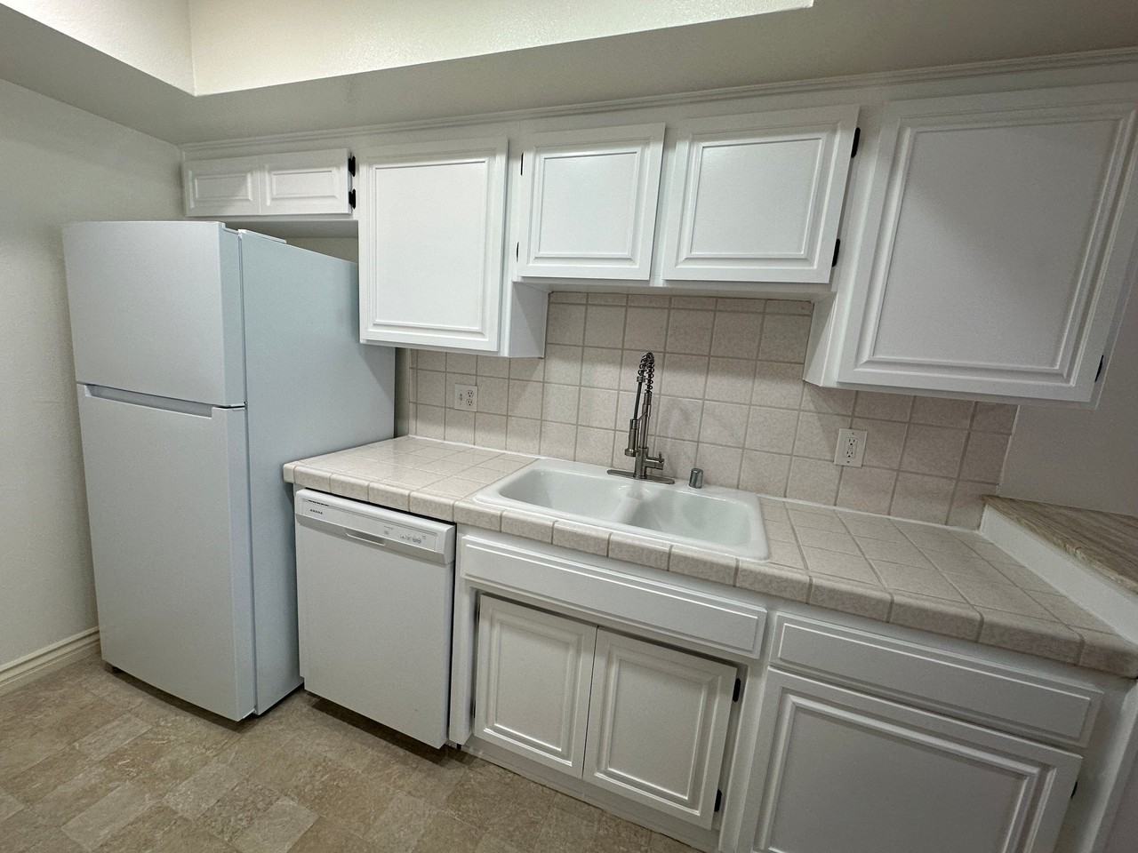 121 S Swall Dr - Photo 4 of 12