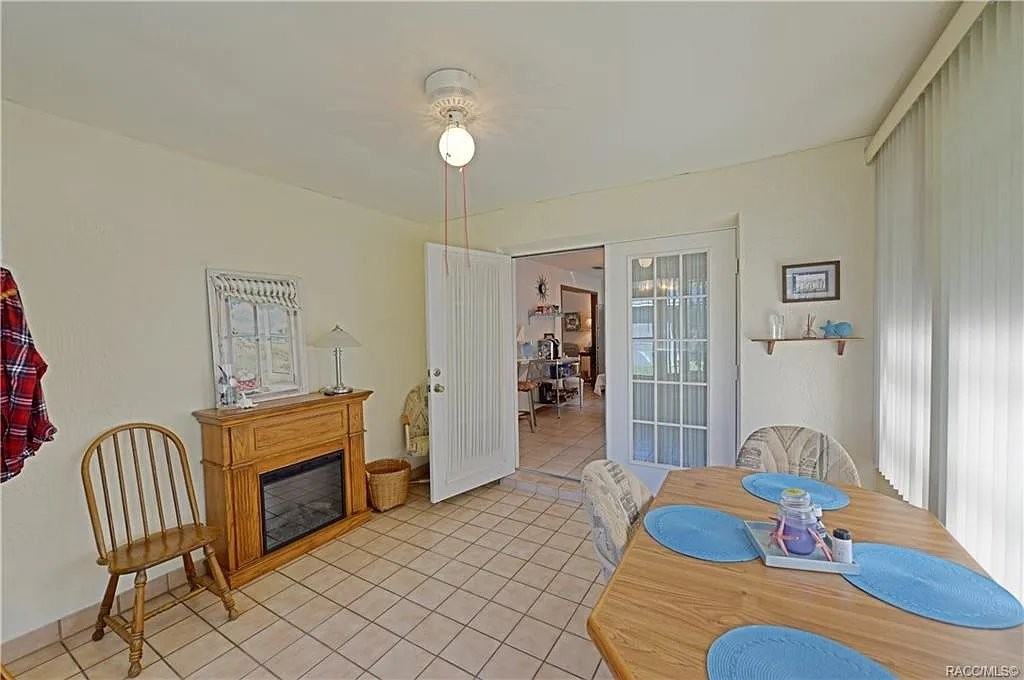 215 Daffodil St - Photo 6 of 6