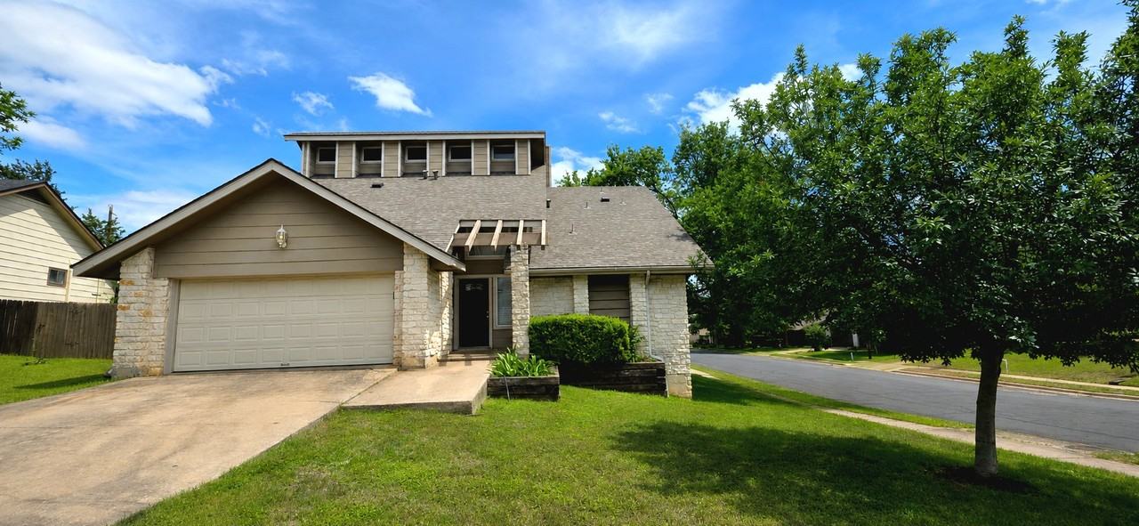 1701 Brokenshoe Dr - Photo 2 of 19