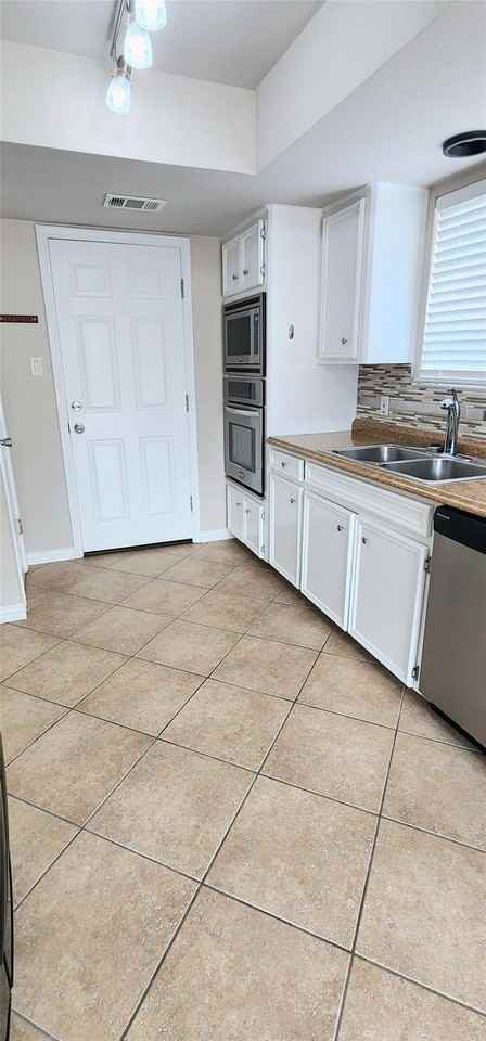 1701 Brokenshoe Dr - Photo 4 of 19