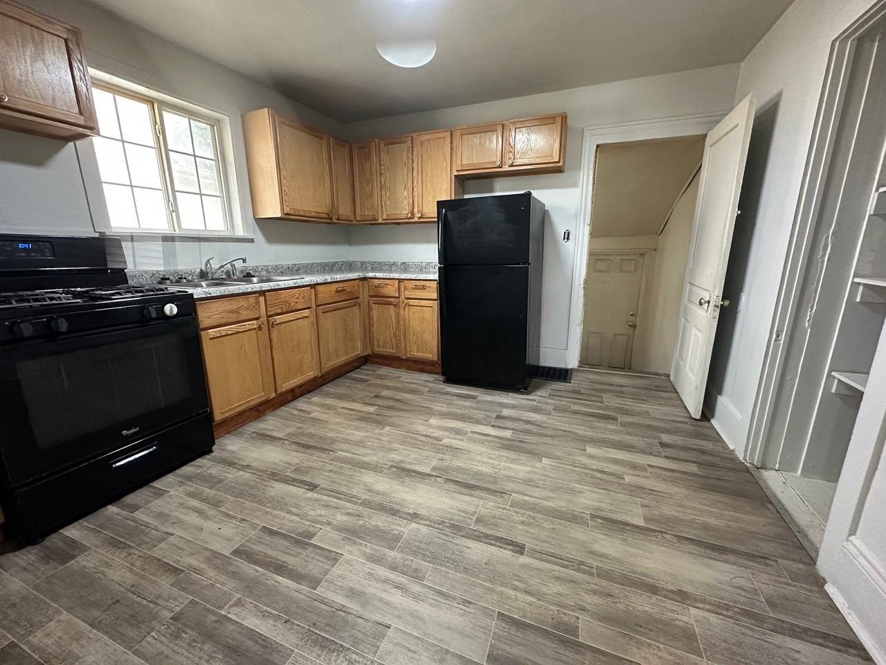 311 Quarry St - Photo 4 of 8