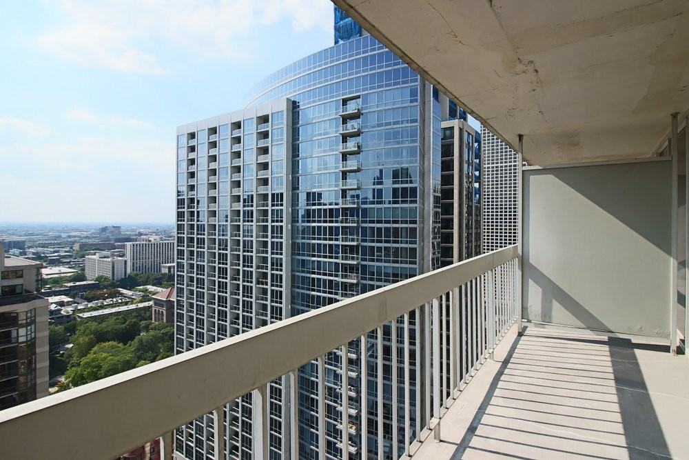 5 E Delaware Pl - Photo 4 of 16