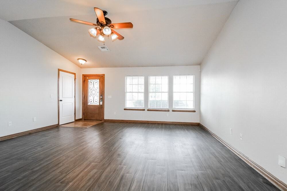 816 Eric Cir - Photo 3 of 16