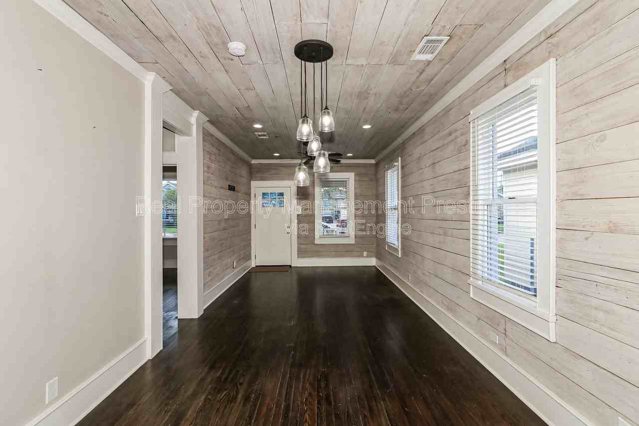 4715 Avenue P 1/2 - Photo 4 of 10
