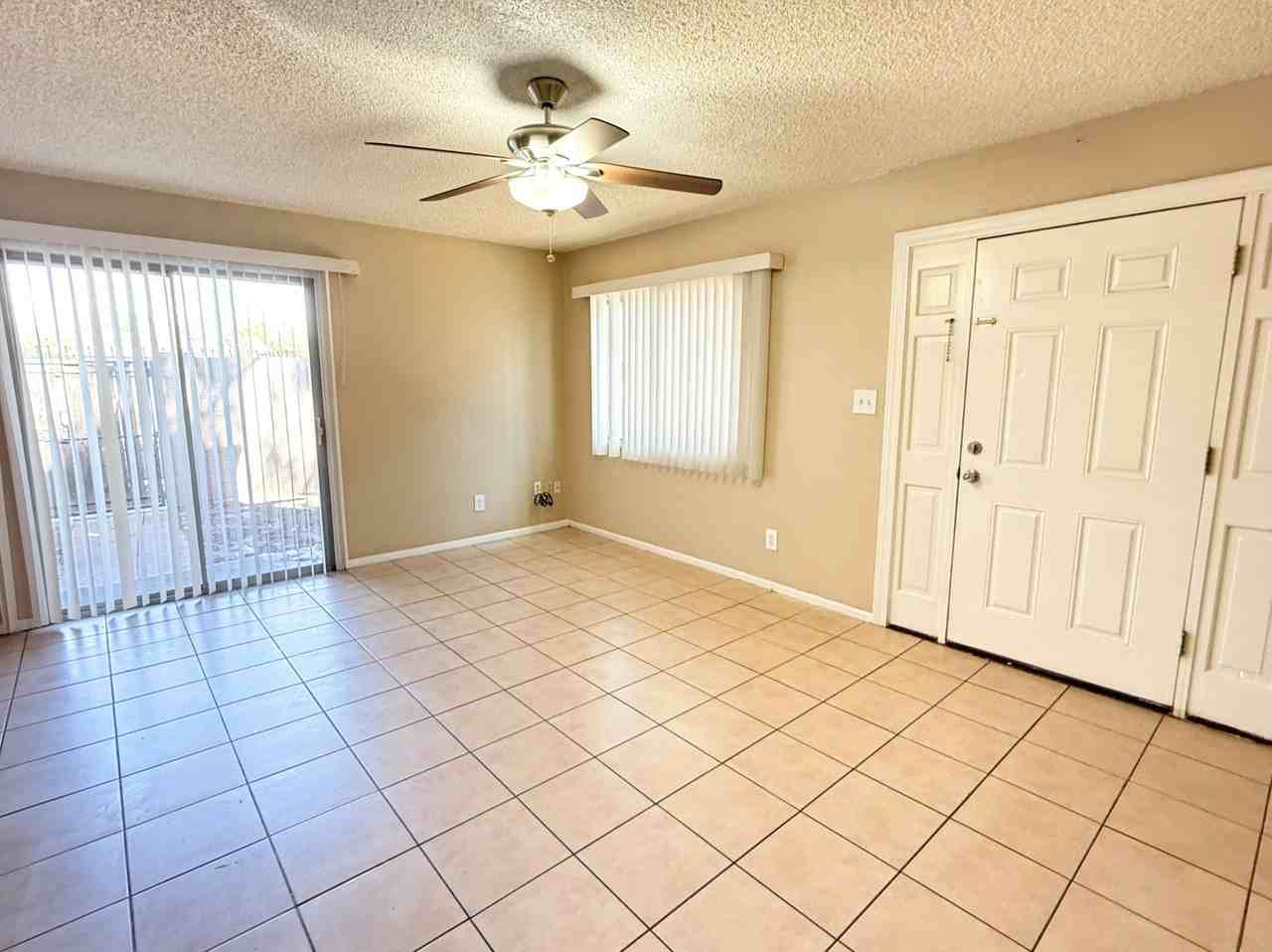 5244 W Lynwood St - Photo 5 of 20