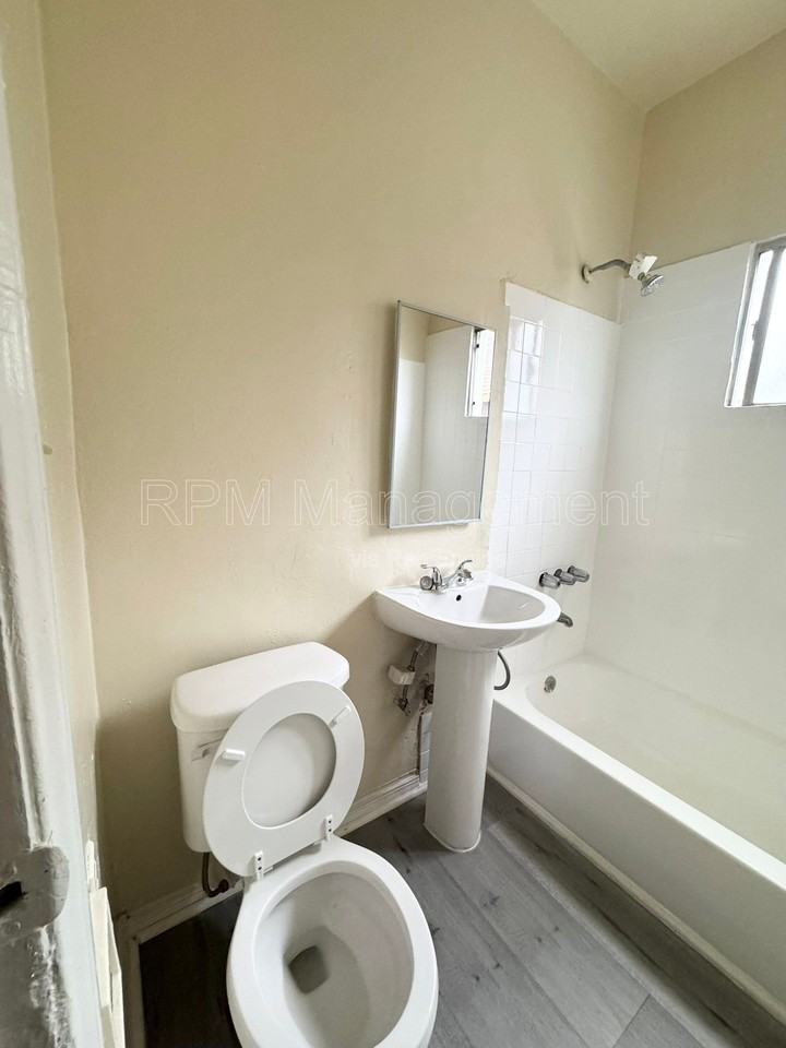 1154 S Normandie Ave #203 - Photo 5 of 8