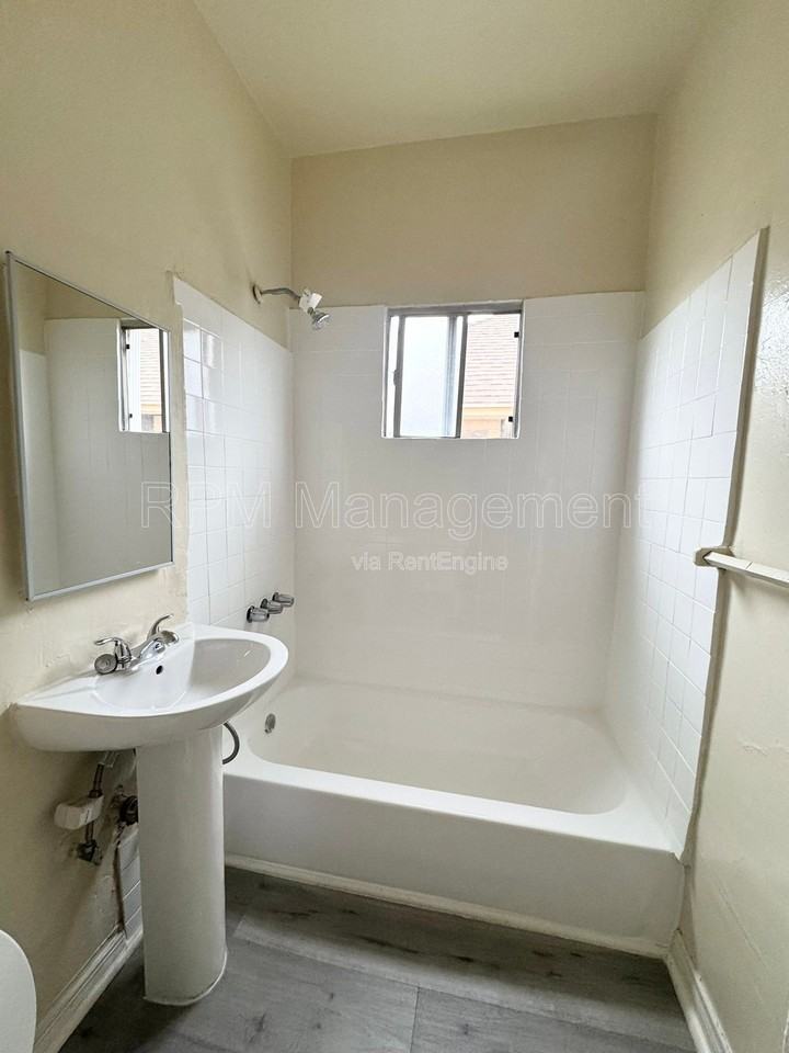 1154 S Normandie Ave #203 - Photo 6 of 8