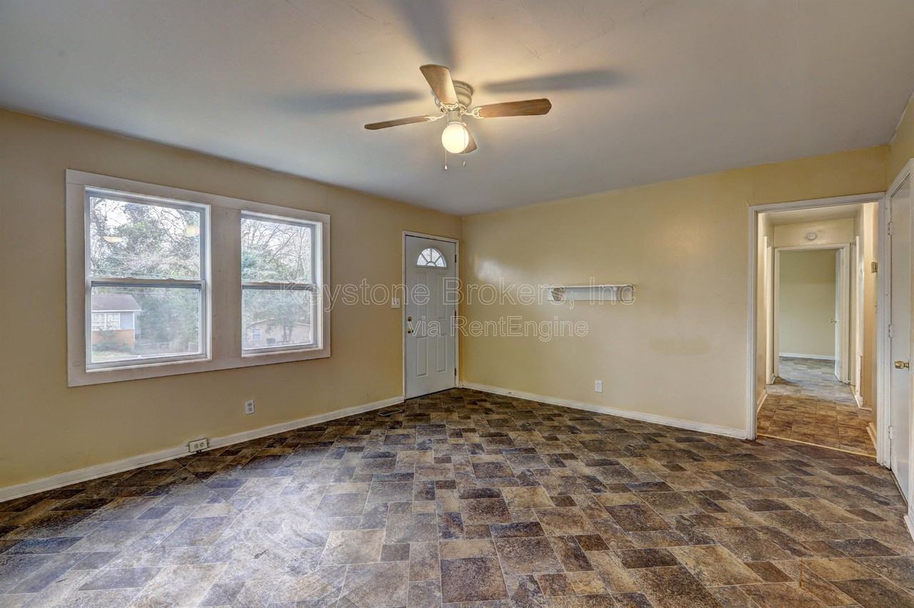 2477 Thrasher Ave - Photo 4 of 9