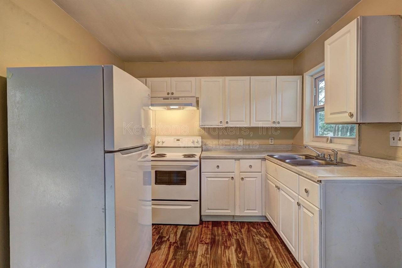 2477 Thrasher Ave - Photo 5 of 9