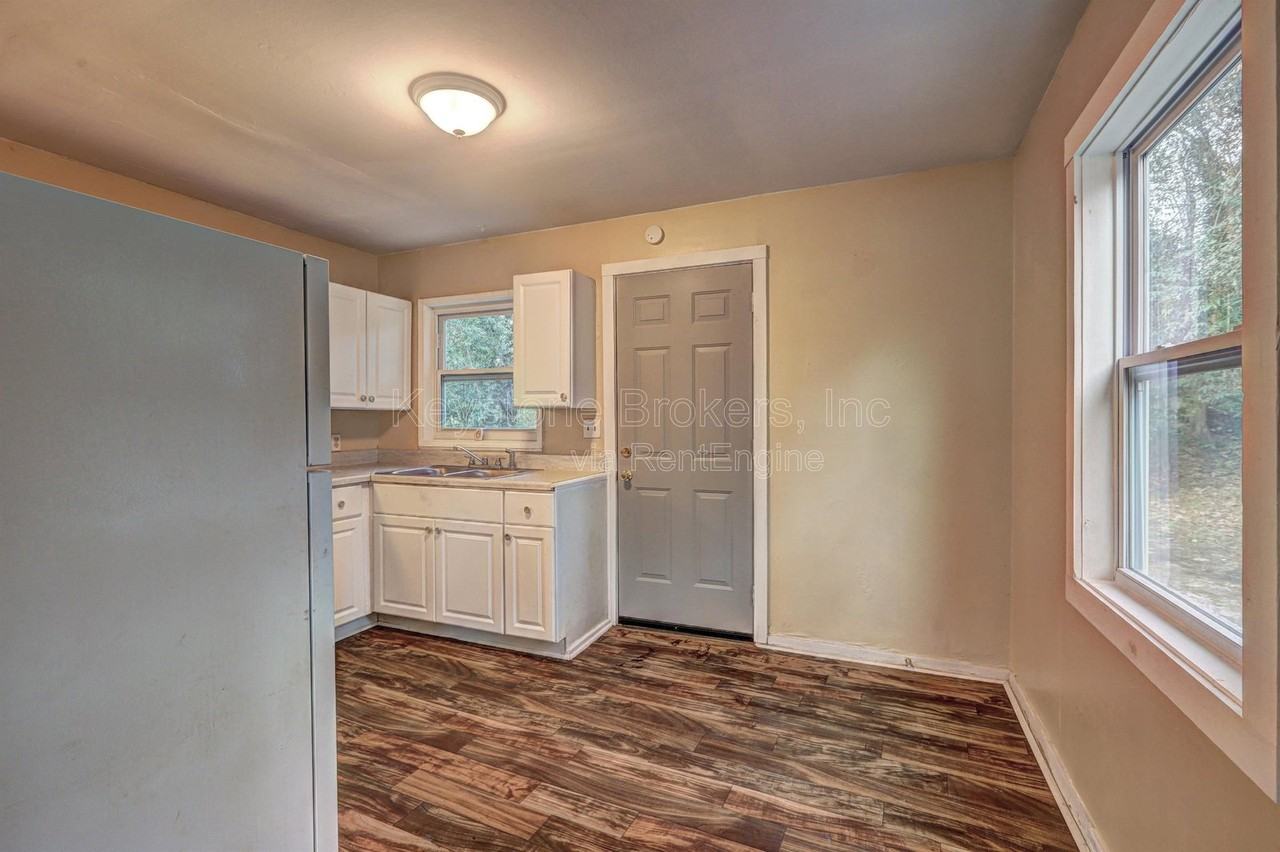 2477 Thrasher Ave - Photo 6 of 9