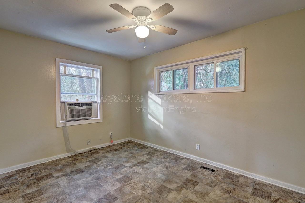 2477 Thrasher Ave - Photo 7 of 9