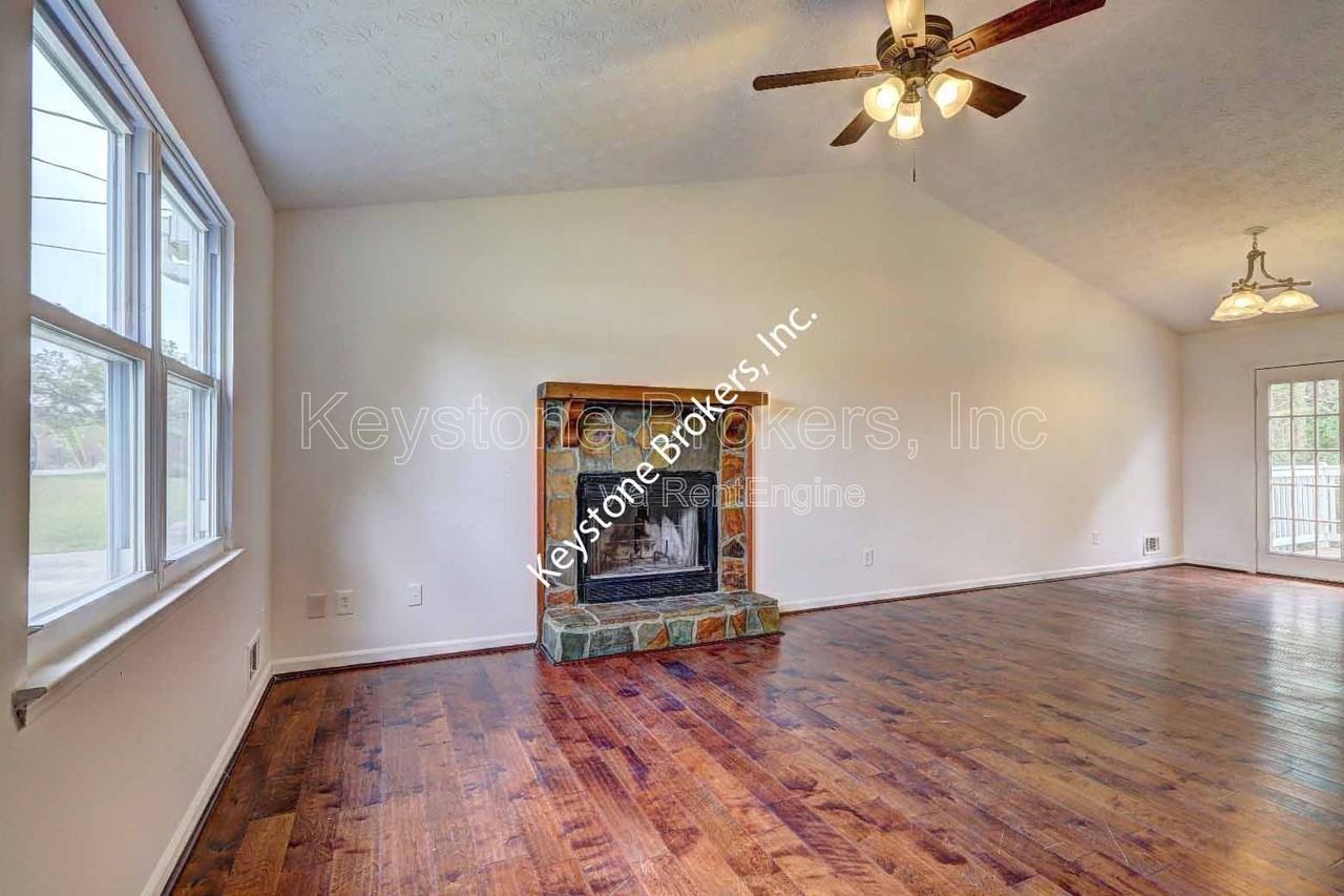 1277 Iron Gate Blvd - Photo 3 of 10