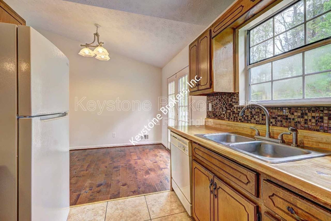 1277 Iron Gate Blvd - Photo 5 of 10
